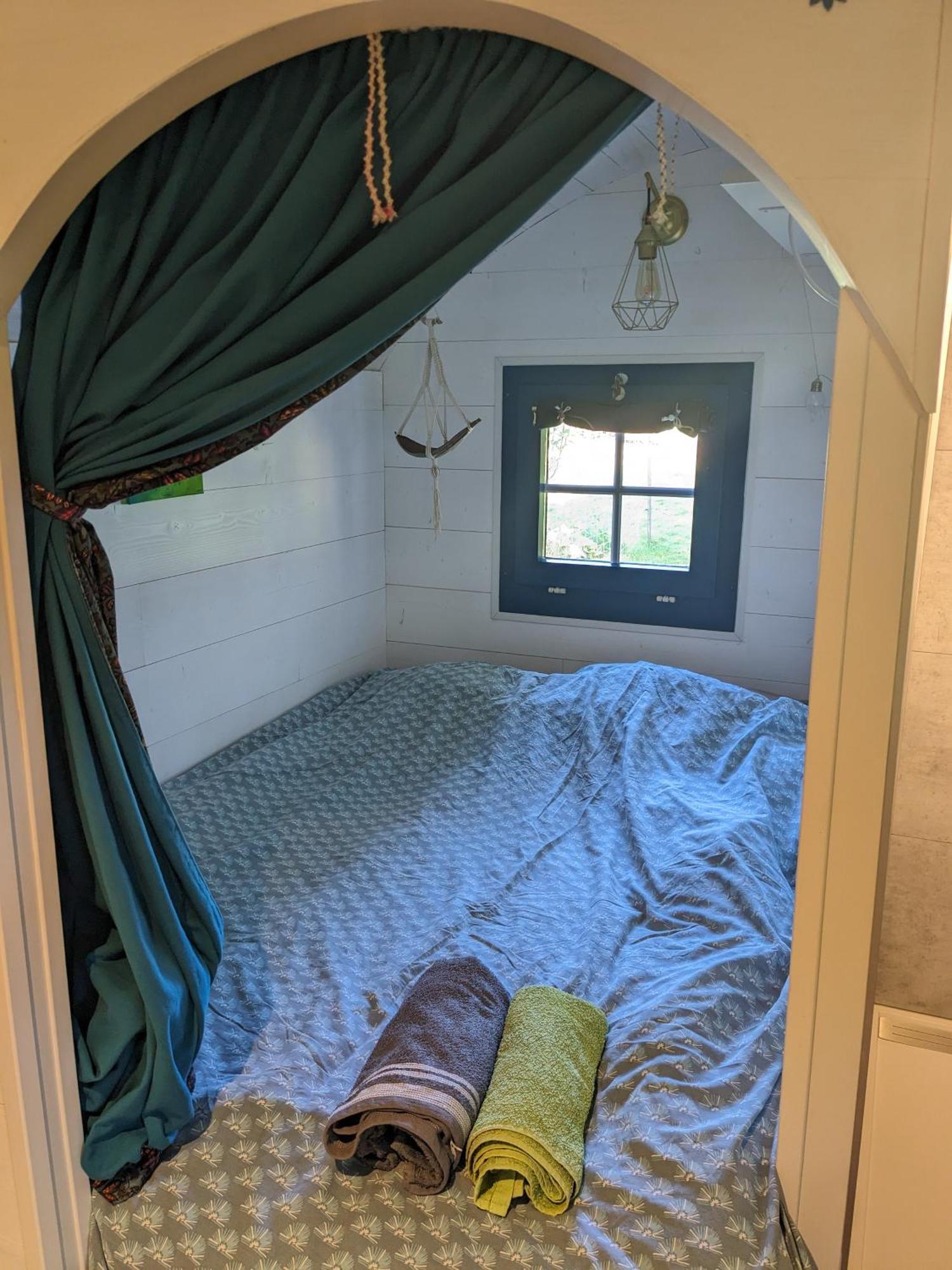 La Roulotte Tiny House Du Mond'Ideal Leval  Екстер'єр фото