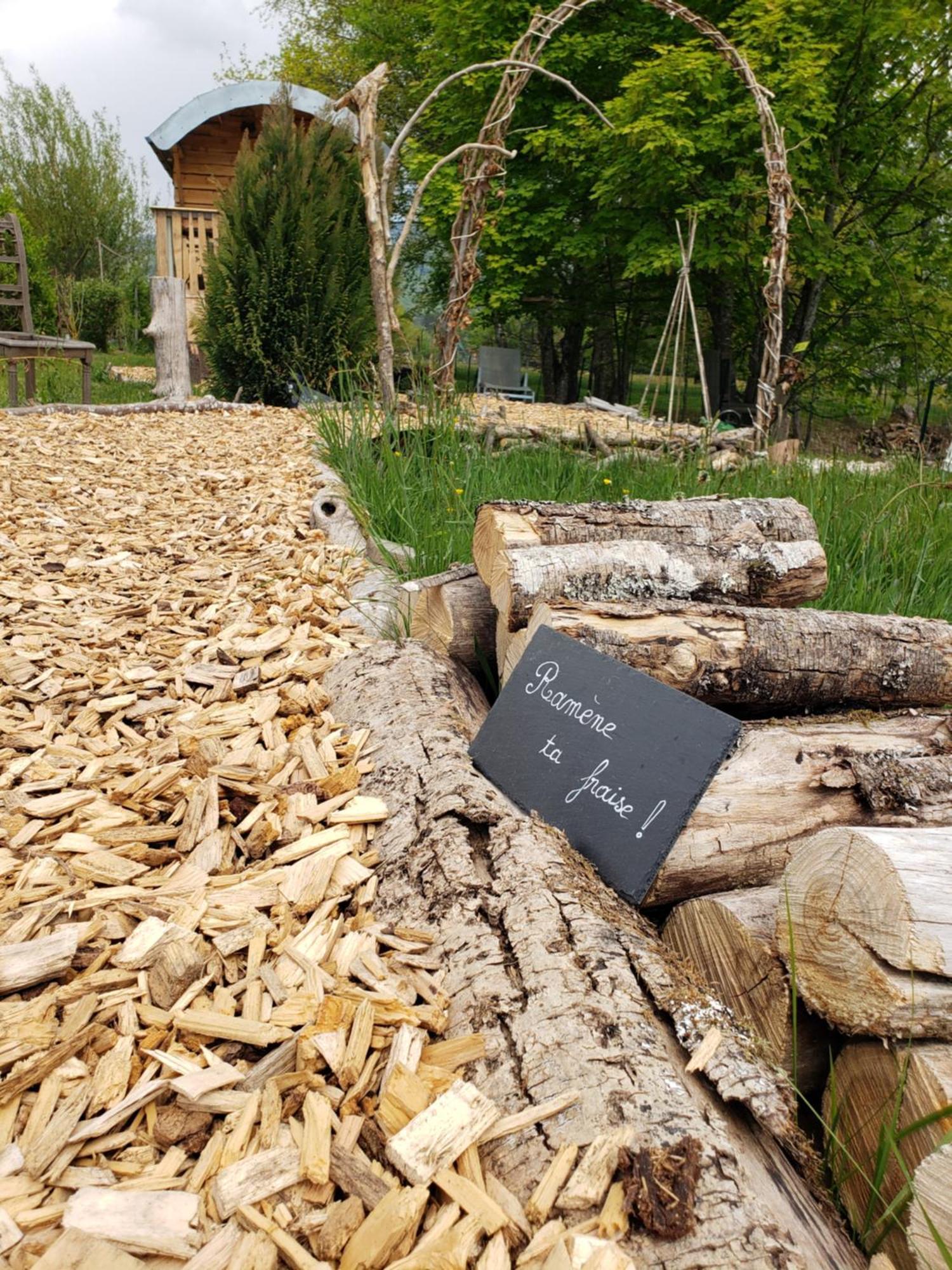 La Roulotte Tiny House Du Mond'Ideal Leval  Екстер'єр фото